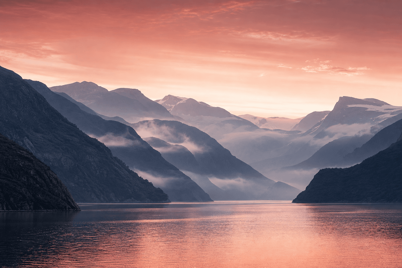 Fjell og fjord i Hardanger i rosa kveldslys